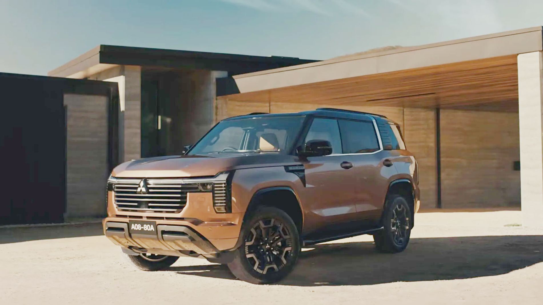 Novo Mitsubishi Pajero 2027 é lançado com chassi de picape, carroceria maior e interior luxuoso. Chegará ao Brasil no ano que vem