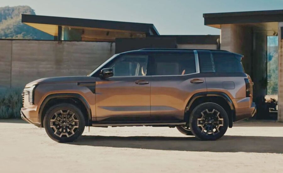 Novo Mitsubishi Pajero 2027 é lançado com chassi de picape, carroceria maior e interior luxuoso. Chegará ao Brasil no ano que vem 4 Mitsubishi Pajero 2027 vista lateral