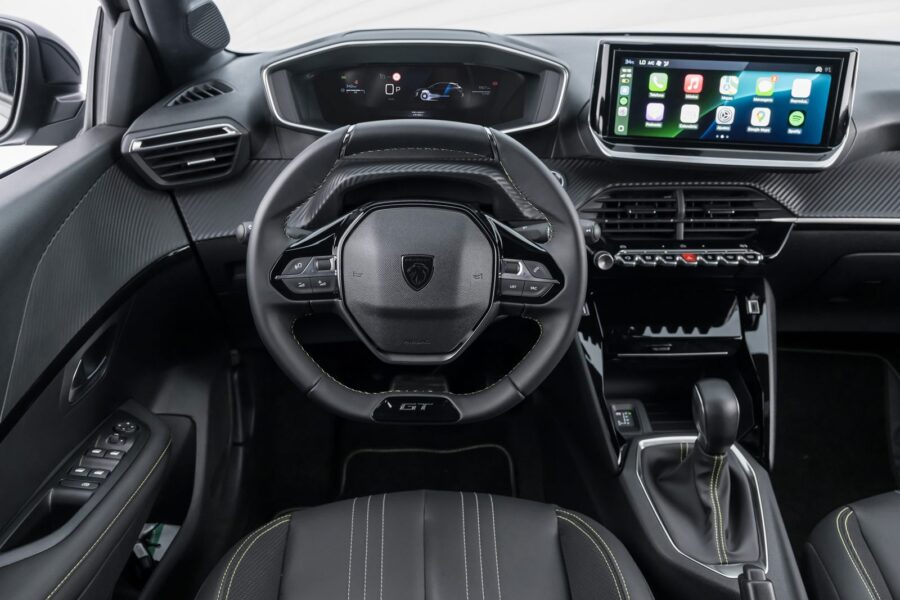 Peugeot 208 2027: chega mais barato e menos potente, confira versões, preços e equipamentos 6 Peugeot 208 2027 interior