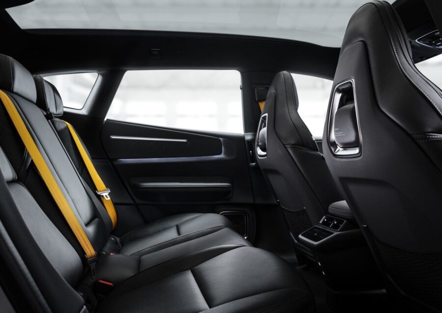 Polestar 4 SUV: novo elétrico sueco é uma mistura de SUV com perua e tem até 544 cv 5 Polestar 4 SUV banco traseiro