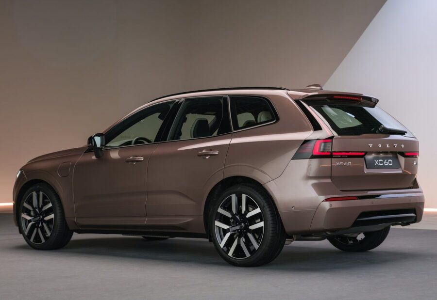 Volvo XC60 2027 tem novo visual, interior melhorado e bateria maior, mas não muda de geração 2 Volvo XC60 2027 traseira rear view