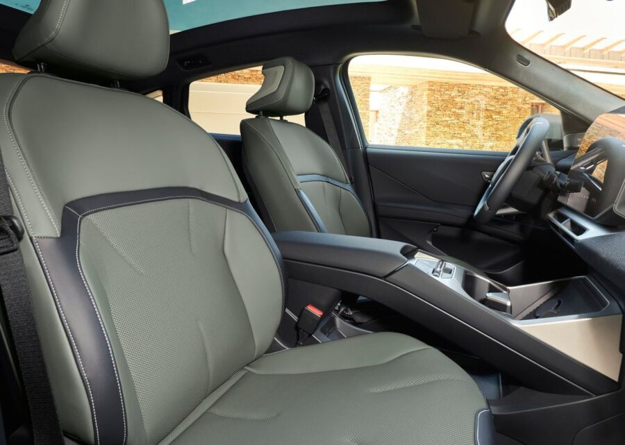 Novo BMW iX4: SUV cupê elétrico chega com até 612 cv e 828 km de autonomia 5 BMW iX4 interior bancos dianteiros