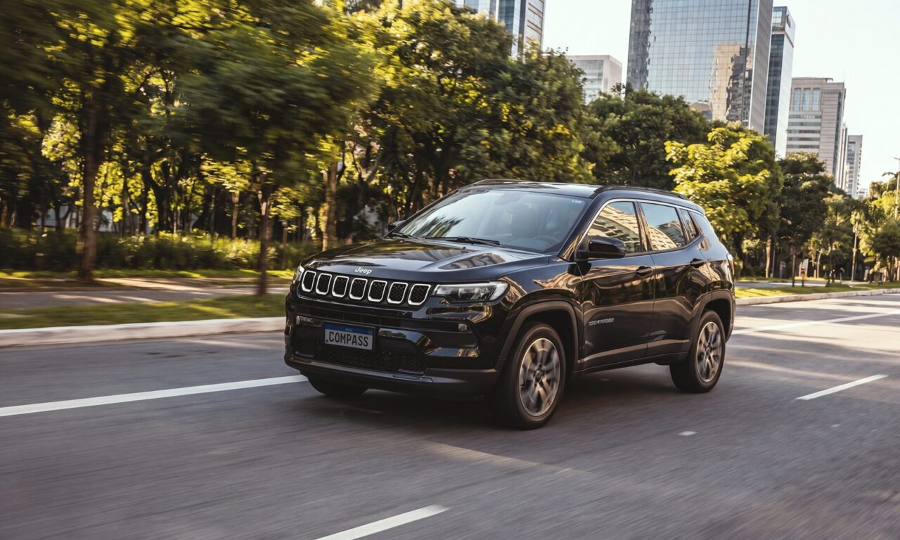 Jeep Compass 2027 estreia no Brasil com híbrido leve de 48V. Confira preços e versões 1 Compass Sport 2027