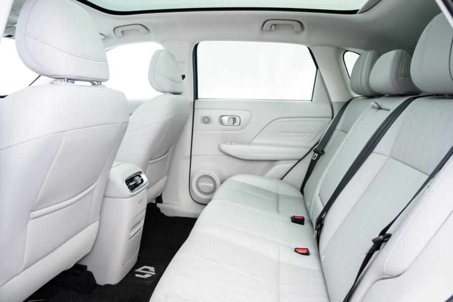 Leapmotor B10 Ultra-Híbrido chega às concessionárias por R$ 179.990 e tem 900 km de autonomia 6 Leapmotor B10 Ultra híbrido interior banco traseiro