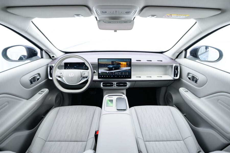 Leapmotor B10 Ultra-Híbrido chega às concessionárias por R$ 179.990 e tem 900 km de autonomia 2 Leapmotor B10 interior