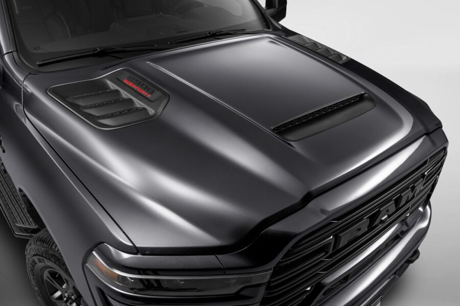 Ram 2500 Laramie Night Edition chega ao Brasil por R$ 569.990 3 RAM 2500 Laramie Night Edition capô