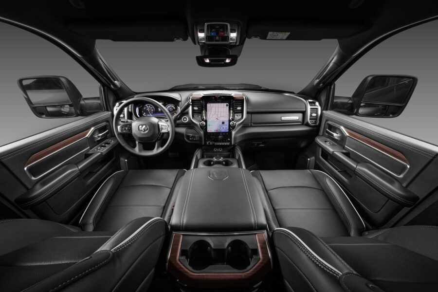 Ram 2500 Laramie Night Edition chega ao Brasil por R$ 569.990 6 RAM 2500 Night Edition interior