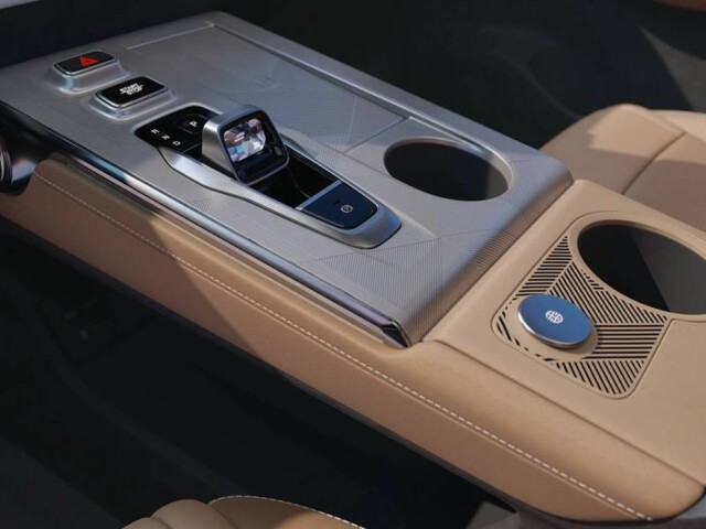 GAC GS4 - SUV híbrido chega com qualidades para bater Compass, Corolla Cross e Song, custando o mesmo que o T-Cross 9 GAC GS4 interior console