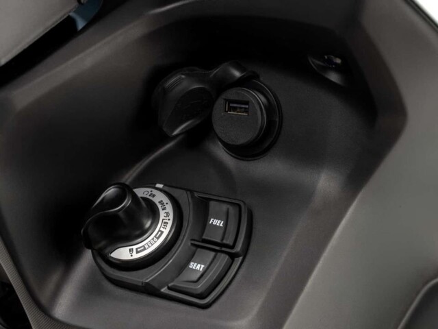 Yamaha Fluo Hybrid Connected chave presencial e botões de abertura do tanque e compartimento de bagagem Yamaha Fluo Hybrid Connected chave presencial e botões de abertura do tanque e compartimento de bagagem