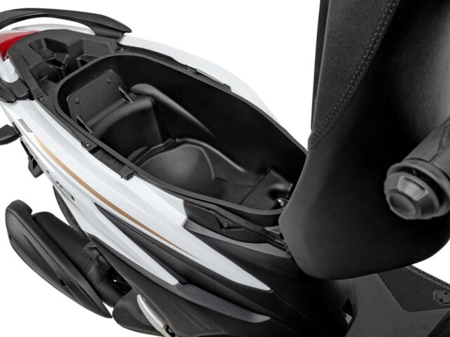 Yamaha Fluo Hybrid Connected espaço embaixo do banco Yamaha Fluo Hybrid Connected espaço embaixo do banco