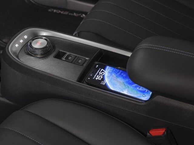 Ora 03 BEV58 interior detalhe console central e carregador por indução Ora 03 BEV58 interior detalhe console central e carregador por indução