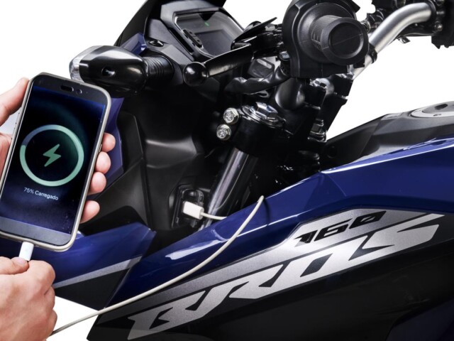 Honda Bros 160 2026 detalhe tomada USB Honda Bros 160 2026 detalhe tomada USB
