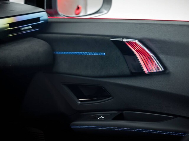 Renault Clio 2026 interior detalhe acabamento das portas Renault Clio 2026 interior detalhe acabamento das portas
