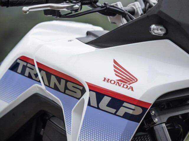 Honda XL750 Transalp 2026 detalhe tanque e carenagem Honda XL750 Transalp 2026 detalhe tanque e carenagem