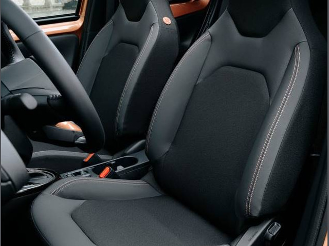 Toyota Aygo X 2026 interior bancos dianteiros Toyota Aygo X 2026 interior bancos dianteiros