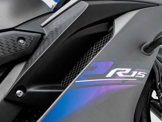 Yamaha R15 detalhe lateral carenagem Yamaha R15 detalhe lateral carenagem