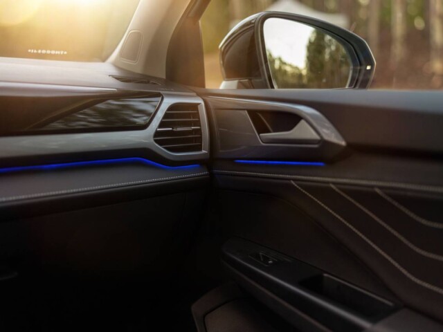 Volkswagen Taos 2026 interior detalhe porta iluminação LED Volkswagen Taos 2026 interior detalhe porta iluminação LED