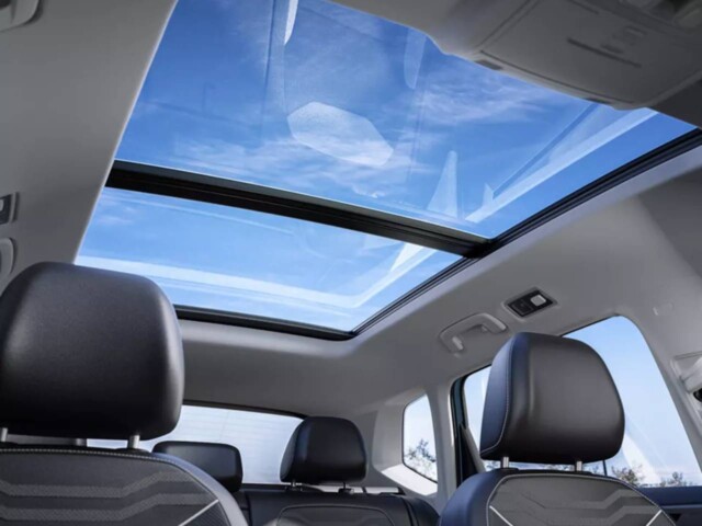 Novo VW Taos 2026 - Renovado e mais barato, por R$ 199.990 agora ele tem qualidades para vender bem 5 Volkswagen Taos 2026 interior teto solar panorâmico