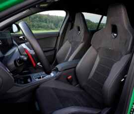 BMW M135 2026 / Série 1 2026 interior bancos dianteiros BMW M135 2026 / Série 1 2026 interior bancos dianteiros