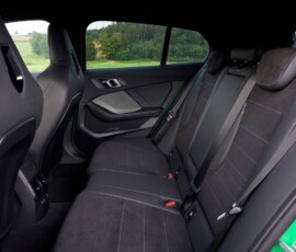 BMW M135 2026 / Série 1 2026 interior bancos traseiro BMW M135 2026 / Série 1 2026 interior bancos traseiro