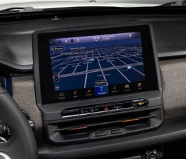 Jeep Renegade 2027 Sahara detalhe painel multimidia Jeep Renegade 2027 Sahara detalhe painel multimidia