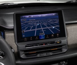 Jeep Renegade 2027 Sahara detalhe painel multimidia Jeep Renegade 2027 Sahara detalhe painel multimidia
