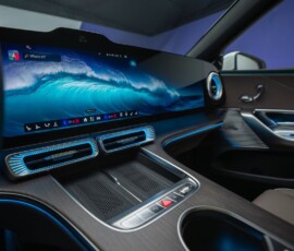 Mercedes Classe C 2027 EV interior tela MBUX Mercedes Classe C 2027 EV interior tela MBUX
