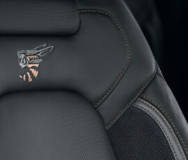RAM 1500 Rumble Bee SRT 2027 interior detalhe banco RAM 1500 Rumble Bee SRT 2027 interior detalhe banco