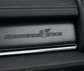 Ram 1500 Rumble Bee SRT - Com 777 cv ela é mais rápida que o Porsche 911 7 RAM 1500 Rumble Bee SRT 2027 interior detalhe painel