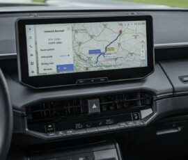 Toyota Hilux 2027 BEV (elétrica) interior central multimídia Toyota Hilux 2027 BEV (elétrica) interior central multimídia