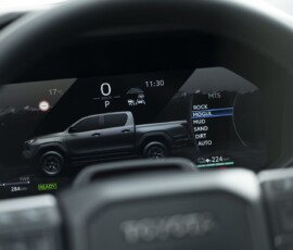 Toyota Hilux 2027 BEV (elétrica) interior painel digital Toyota Hilux 2027 BEV (elétrica) interior painel digital