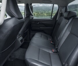 Toyota Hilux 2027 BEV (elétrica) interior banco traseiro Toyota Hilux BEV: A picape 100% elétrica que chega em 2026 ao Brasil 1