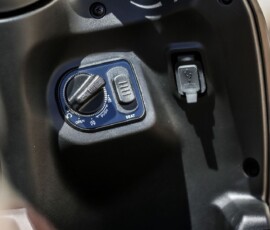 Suzuki Haojue Burgman ADX 125 2027 detalhe chave e botão abertura do banco Suzuki Haojue Burgman ADX 125 2027 detalhe chave e botão abertura do banco