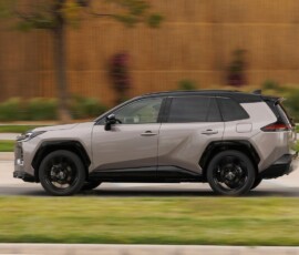 Toyota RAV4 PHEV 2026 vista lateral Toyota RAV4 PHEV 2026 vista lateral