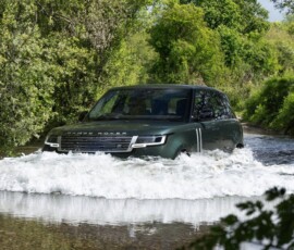 Land Rover Range Rover Electric 2027 atravessando trecho alagado Land Rover Range Rover Electric 2027 atravessando trecho alagado