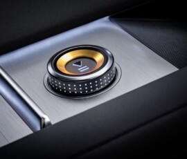 Polestar 4 SUV detalhe botão giratório console rotary control knob Polestar 4 SUV detalhe botão giratório console rotary control knob